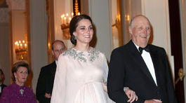 Nórsky kráľ Harald V. viedol na slávnostnú večeru vojvodkyňu Catherine z Cambridge, manželku britského princa Williama. 