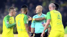 Francúzsky rozhodca, ktorý nezvládol svoje emócie, bude tri mesiace pykať