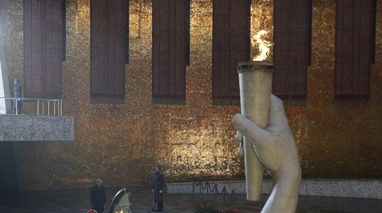 Slávnostný ceremoniál pri večnom plameni pri...