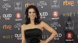Herečka Ana Alvarez pózuje fotografom na vyhlásení cien Goya. 