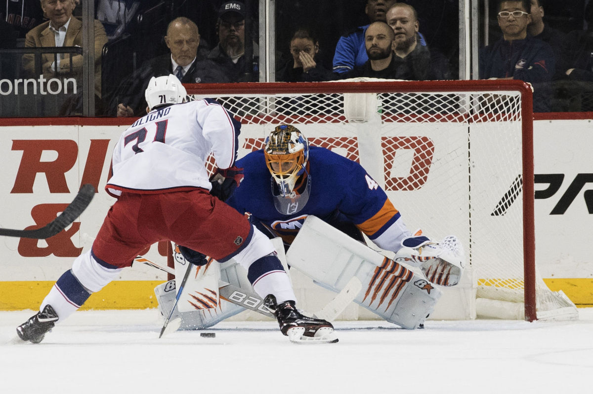 Nick Foligno z Columbusu prekonáva Jaroslava...