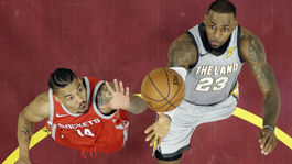 Houston zahanbil domáci Cleveland, nedarilo sa ani Golden State
