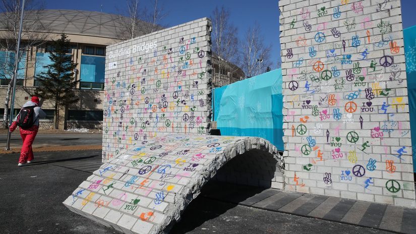 Stena mieru počas odhalenia v olympijskej...