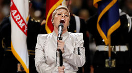 Speváčka Pink zaspievala americkú hymnu. 