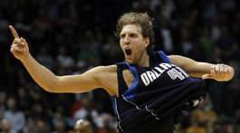 Nemec Nowitzki sa zaradil medzi legendy, Detroitu sa s Griffinom darí