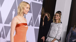 Saoirse Ronan pózuje médiám, kým jej kolegyňa Margot Robbie