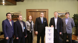 Odborári priniesli vyše stotisíc podpisov, chcú zastropovať vek odchodu do dôchodku