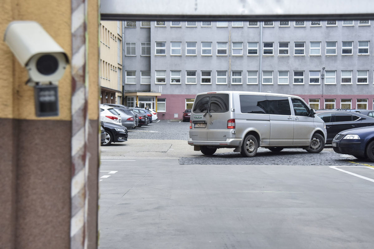 Policajná eskorta priváža bývalého šéfa...