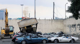 Filipíny poslali odkaz skorumpovaným úradnikom: Zničili niekoľko luxusných áut