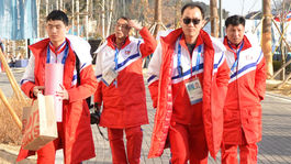 Fotka dňa v Pjongčangu? Korčuliar z KĽDR v rukách nesie tašku z McDonaldu