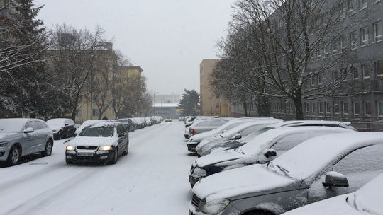 Pár centimetrov snehu výrazne poznačilo...