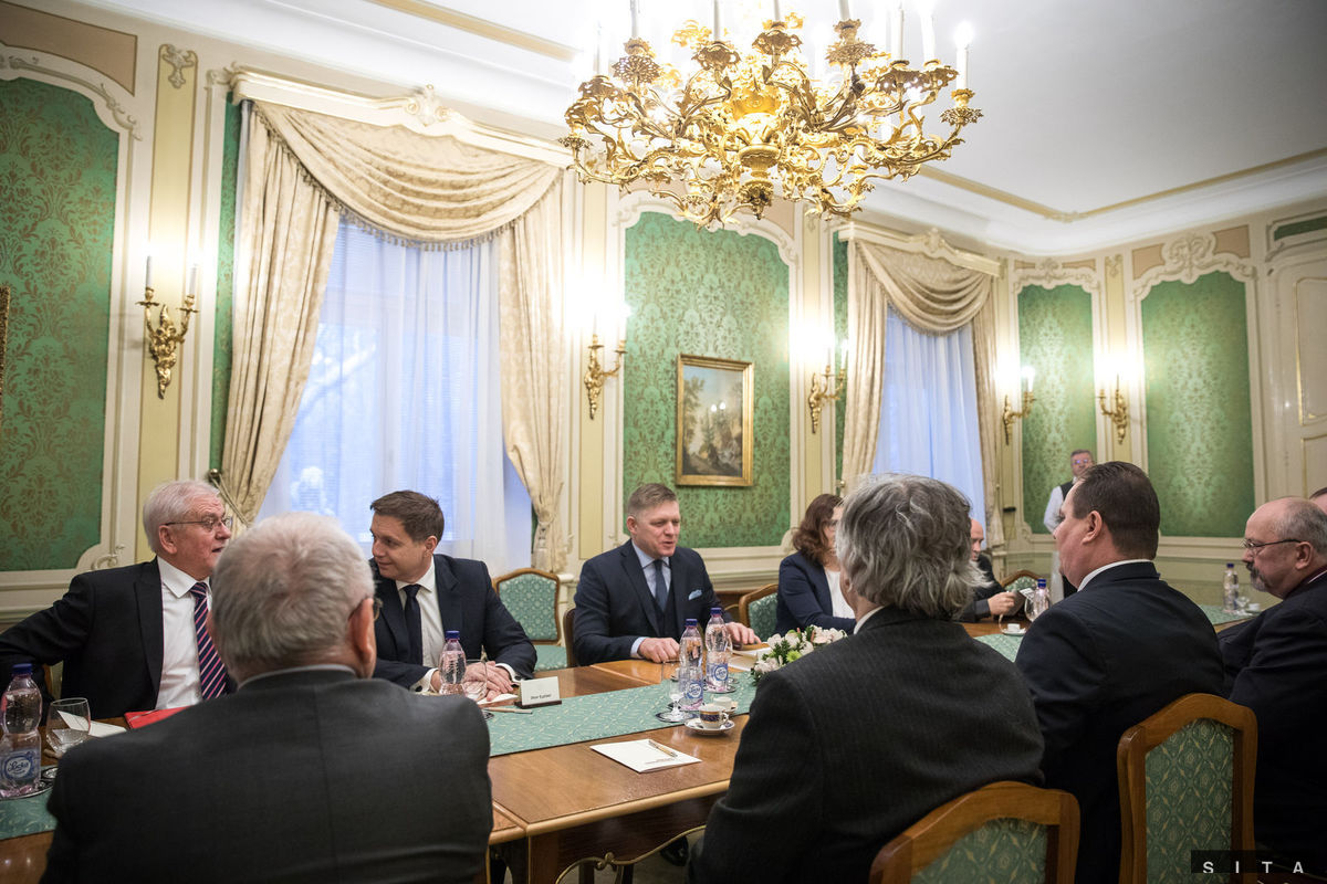 Zľava v popredí: Predseda Zboru poradcov...