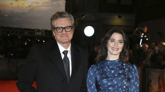 Herci Colin Firth a Rachel Weisz pózujú počas...