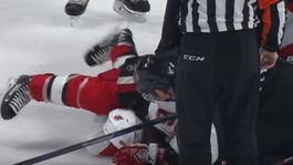 VIDEO: Päste mu nestačili, zaútočil kolenom. NHL potrestala Burrowsa