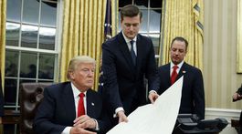 Poradca Bieleho domu Porter rezignoval pre domáce násilie