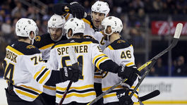 Boston valcuje. Chára prispel k debaklu na ľade Rangers gólom a asistenciou