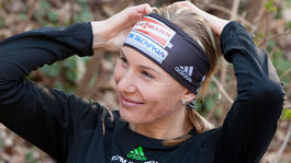 Na čistom liste žiaria dva zlaté ornamenty. Pribudne ďalší?