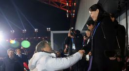 Juhokórejský prezident sa stretol s Kimovou sestrou a formálnym lídrom KĽDR, podali si ruky