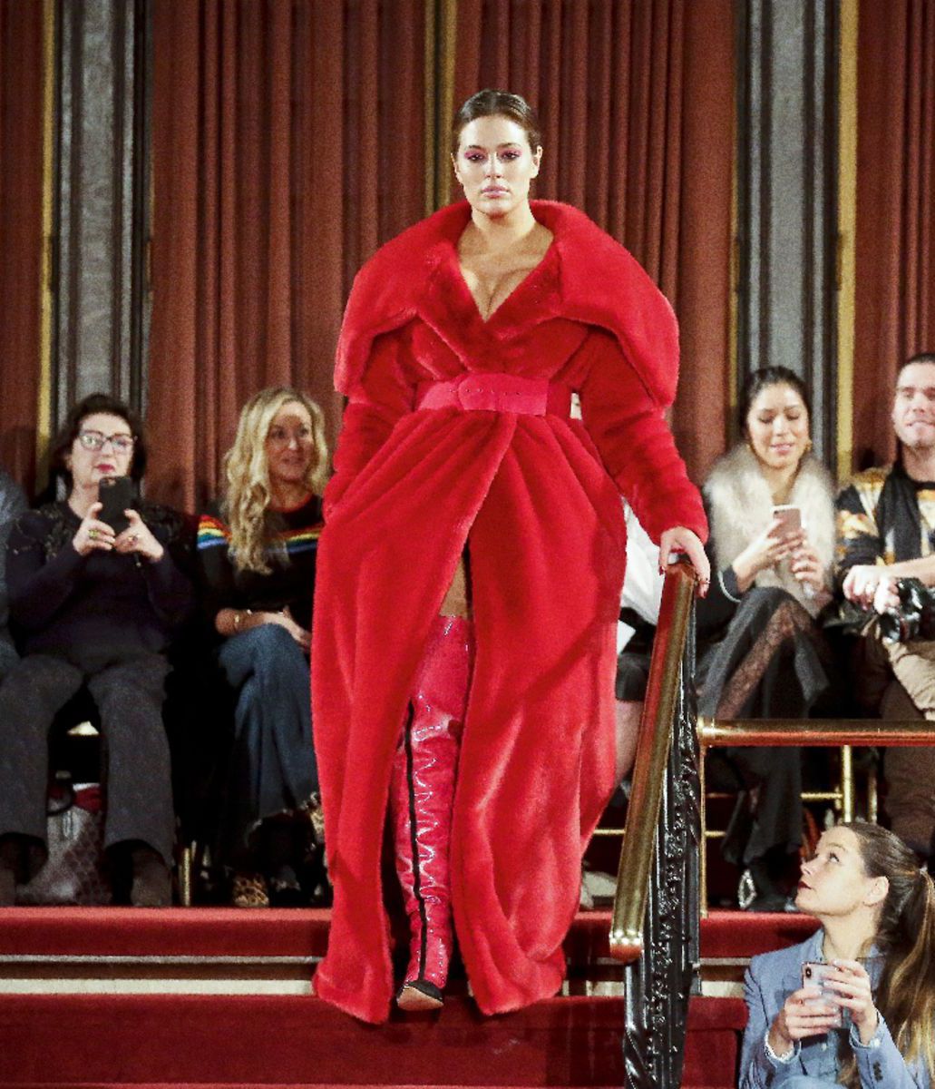 Ashley Graham na módnej šou Christiana Siriana...