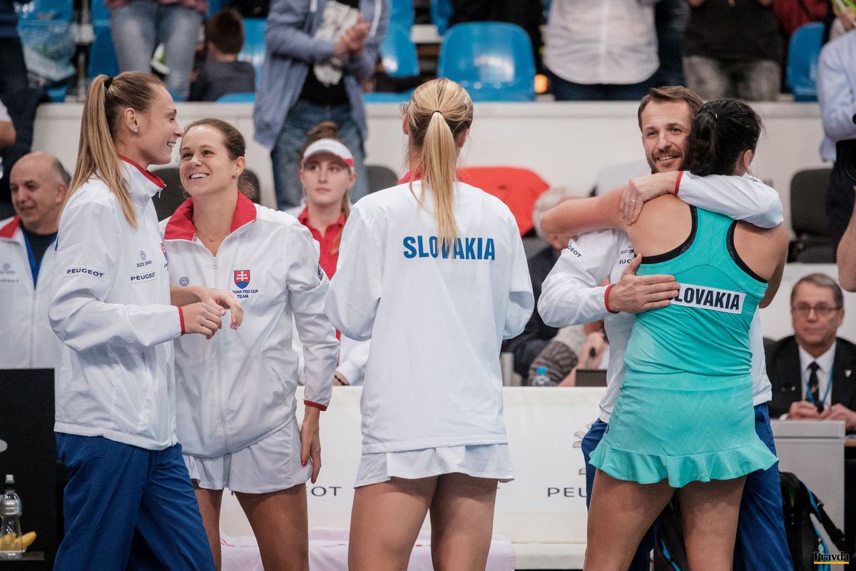 Slovenské tenistky oslavujú s kapitánom Matejom...