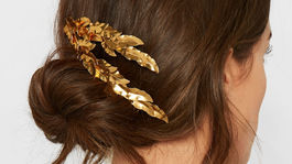 Pozlátený hrebienok do vlasov - značka Jennifer Behr, predáva sa za 323 eur na Net-a-porter.com.