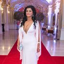 Silvia Šarköziová utŕžila trapas pred objektívmi. Zradil ju priodvážny dekolt. 