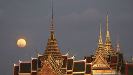 Bangkok sa prepadáva. Vraj kvôli erotickým salónom