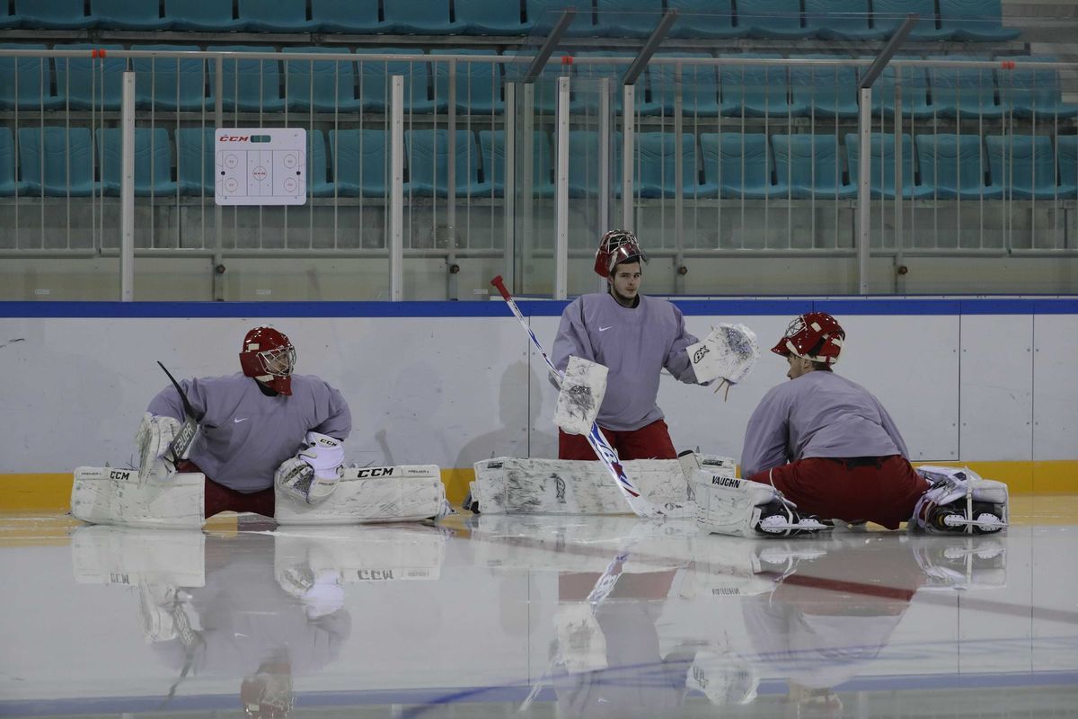 Brankári (zľava) Iľja Sorokin, Igor Šestorkin a...