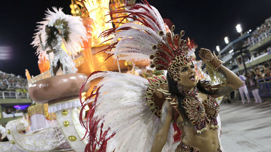 Tanečnica  zo samba školy počas prehliadky na...