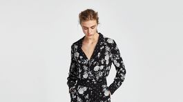 Dámsky overal s kvetinovým motívom na čiernom podklade, predáva Zara. 