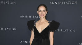 Herečka Natalie Portman vyzerala očarujúco v šatách z kolekcie Valentino. 