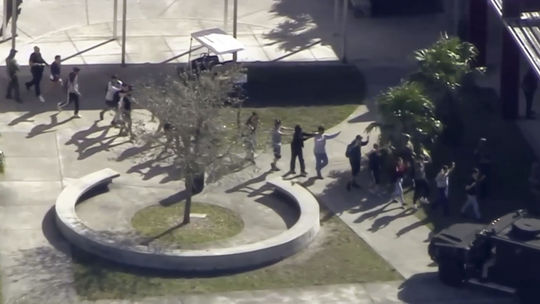 Na floridskej strednej škole sa strieľalo, hlásia 17 obetí a najmenej 20 zranených