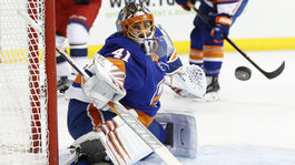 Chára spečatil triumf Bostonu, Halák pri prehre so 47 zákrokmi