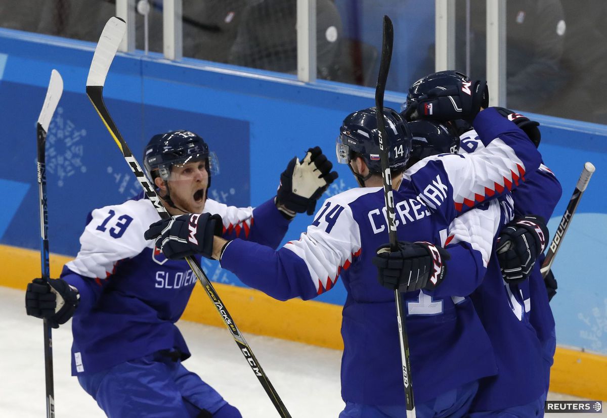 Michal Krištof (vľavo) oslavuje slovenský gól v...