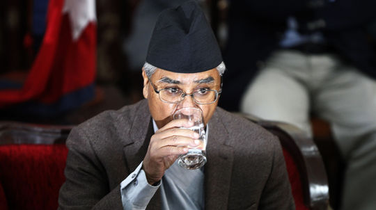 Nepálsky premiér Deuba odstúpil po volebnej porážke, vlády sa ujmú komunisti
