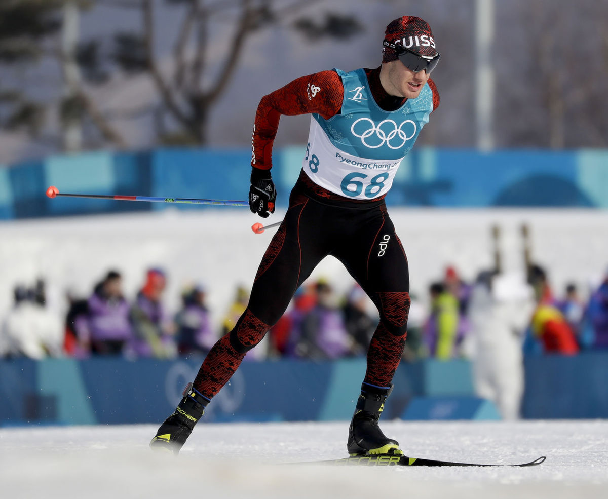 Dario Cologna počas pretekov na 15 km v...