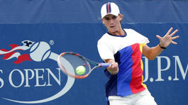 Nechutné. Americký tenista si po prehre napľul do dlane a podal ruku súperovi