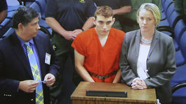 Na obete masakry na Floride spomínali stovky ľudí, Cruz sa priznal