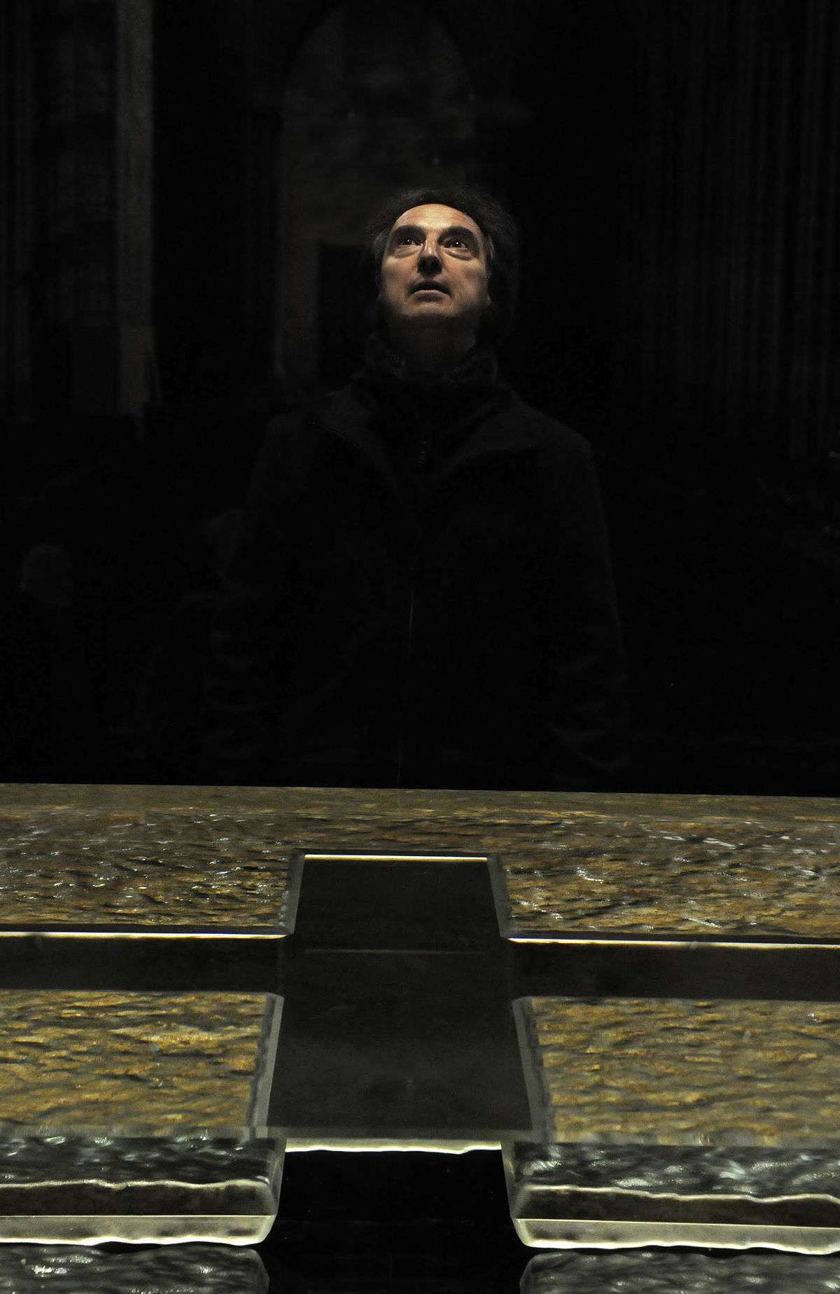 Vladimír Zbyňovský nad svojím dielom - oltárnym...