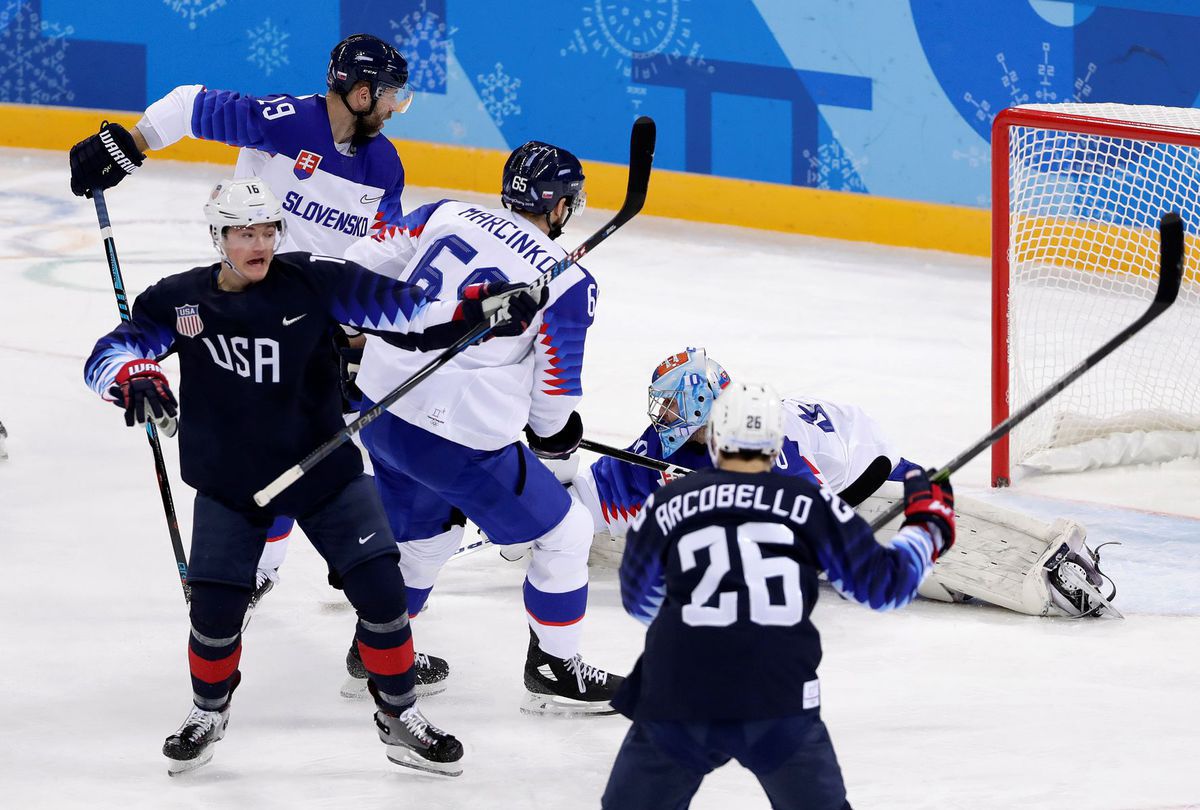 Ryan Donato a jeho radosť po góle do bránky...