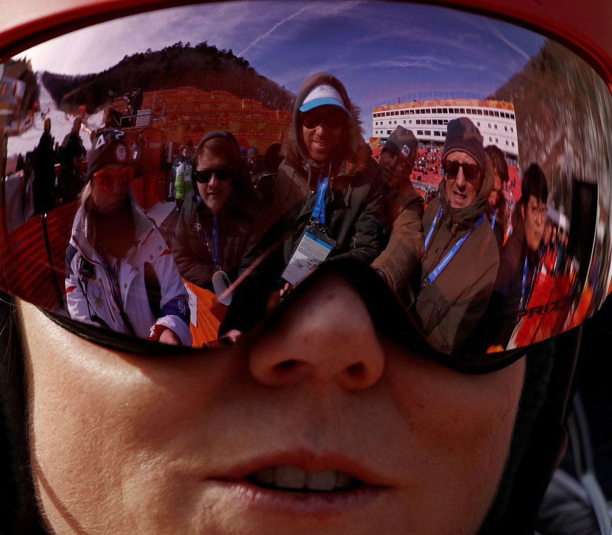 Pohľad do okuliarov Mikaely Shiffrinovej.