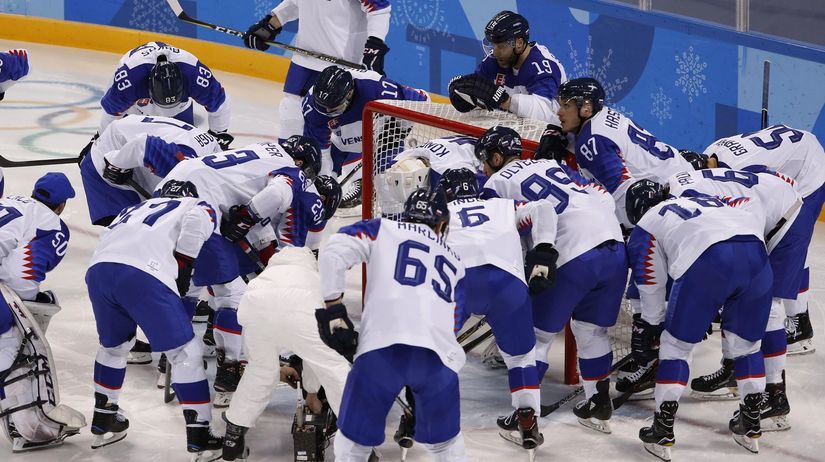 Slovenskí hokejisti pred zápasom proti Slovinsku.