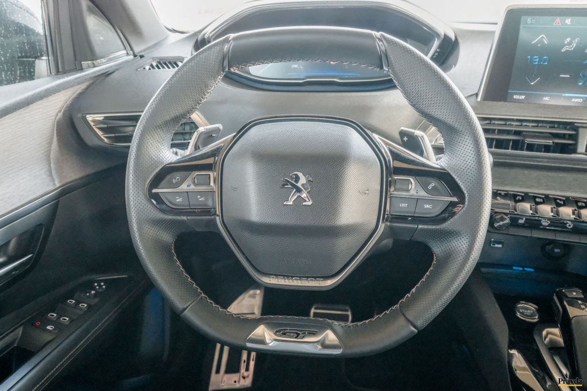 Na volant s malým priemerom si vodič musí...