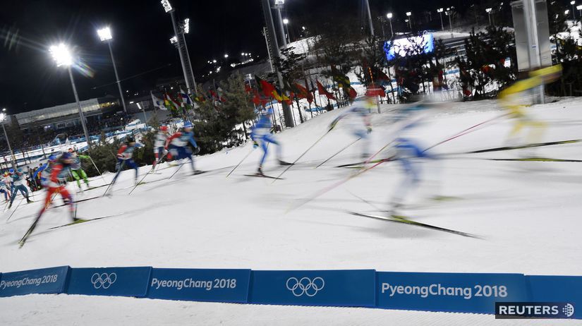 Úvod pretekov biatlonistiek s hromadným štartom.