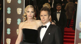 Herec Sam Rockwell a jeho manželka Leslie Bibb. Oblečená do šiat Yanina Couture.