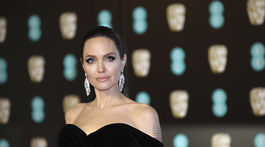 Herečka Angelina Jolie stavila na čierny zamat. 