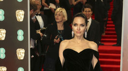 Herečka Angelina Jolie v zamatovej kreácii.