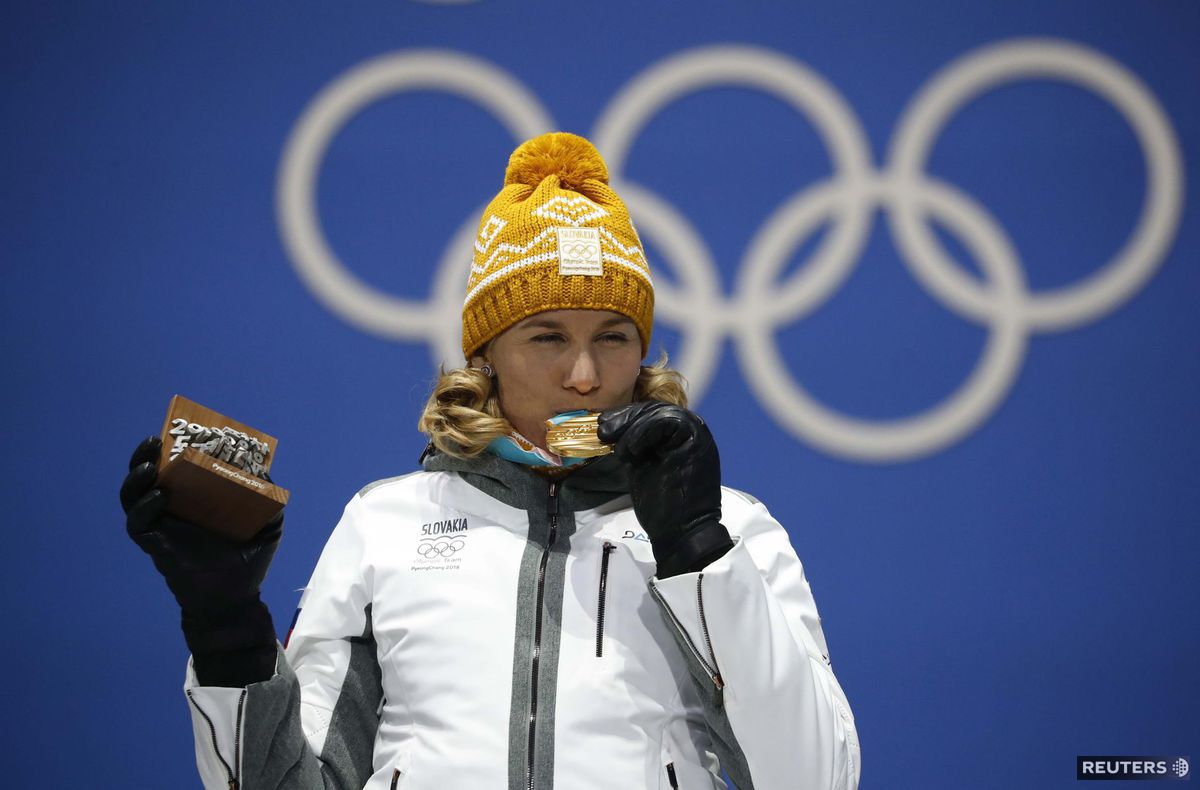 Anastasia Kuzminová bozkáva zlatú medailu.