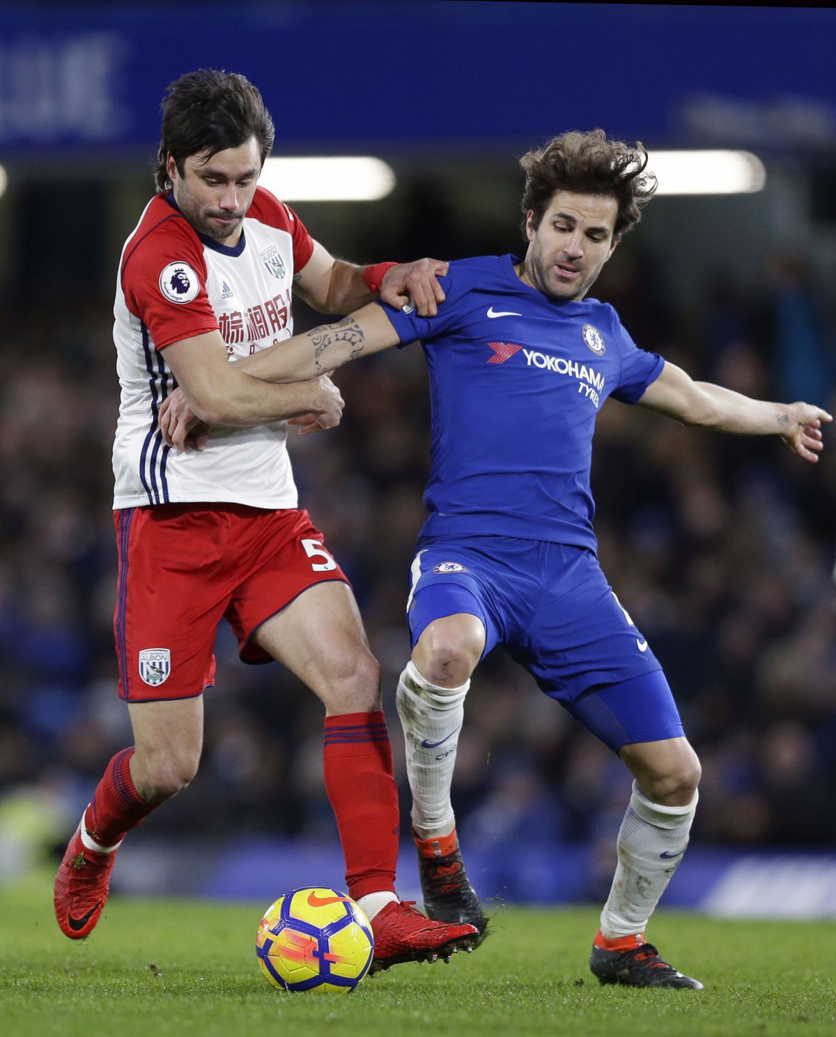 Cesc Fabregas v drese Chelsea (vpravo).