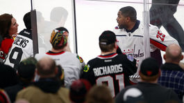 Rasizmus v NHL. Fanúšikov Chicaga vyviedli z arény, urážali hokejistu 